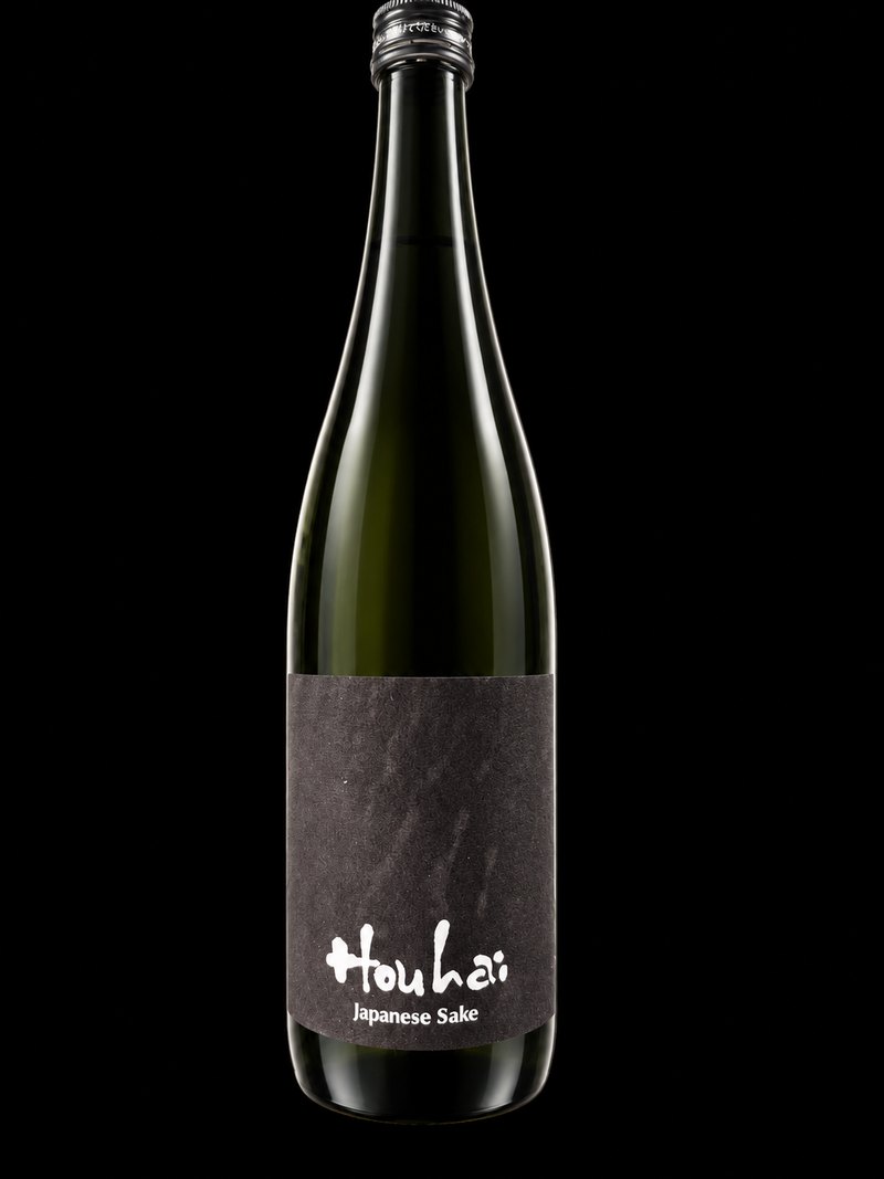 黒いラベルの日本酒の瓶