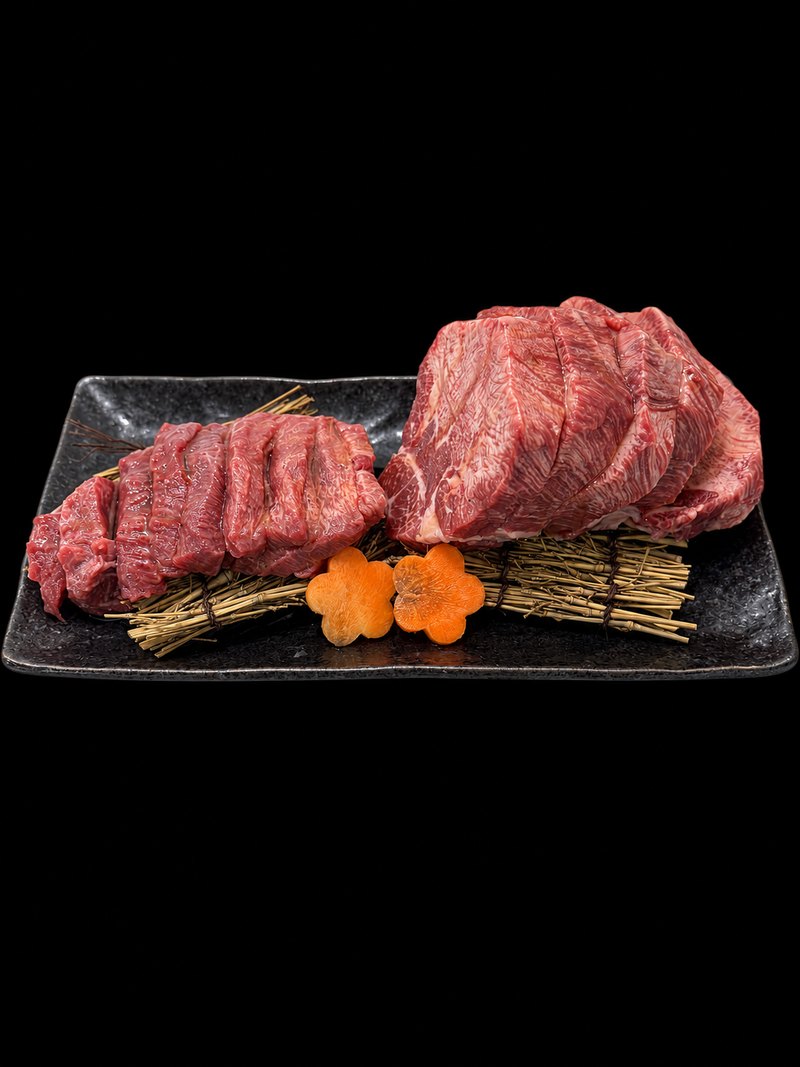 黒い角皿に、厚みのある肉と薄切りの肉を対に盛り付けた一皿